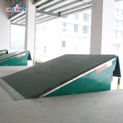 Green Hydraulic Truck Dock Leveler Loading Dock Lifts For Trucks
